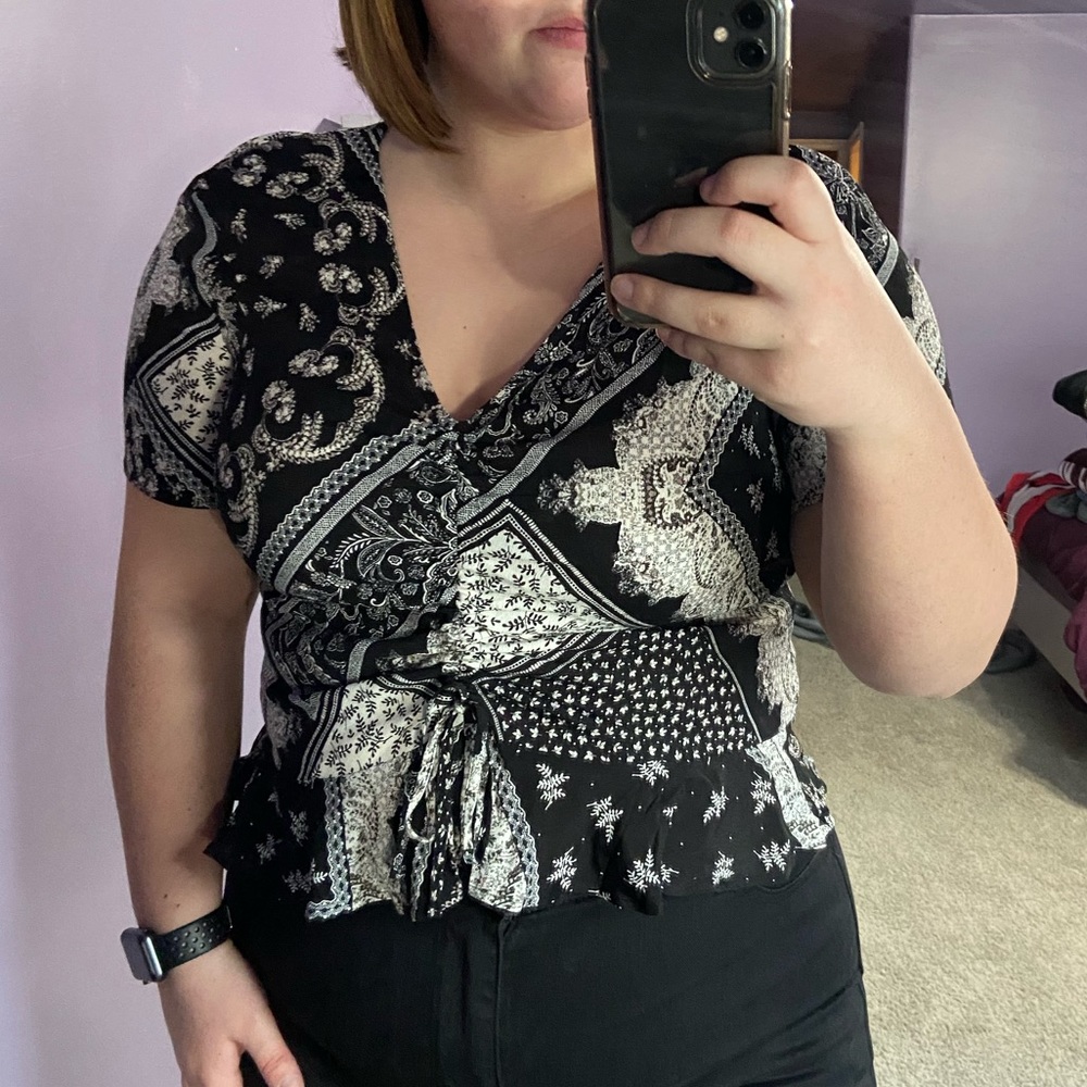 RUFFLE CROP TOP - Picture 1 of 3